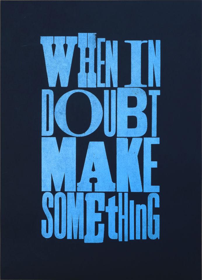 Poster 'When in doubt make something'. Blauw op Zwart.